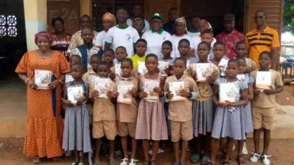 don de kits scolaires à Bouaké