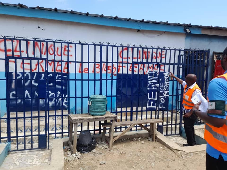 une clinique fermée a Abobo derrière rails